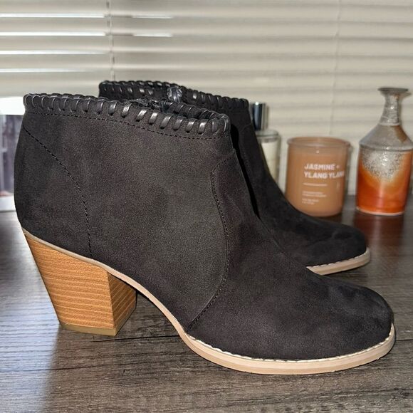 DV8 Dolce Vita Faux Suede Whipstitch Side Zip Judey‎ Heeled Ankle Bootie Size 7 - Picture 1 of 8